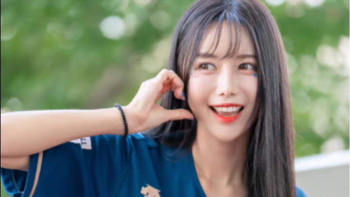 Các cổ động viên của NC Dinos Lee Ye-young và Lee Ah-young nhảy "Cake" ở cự ly gần trên sân
