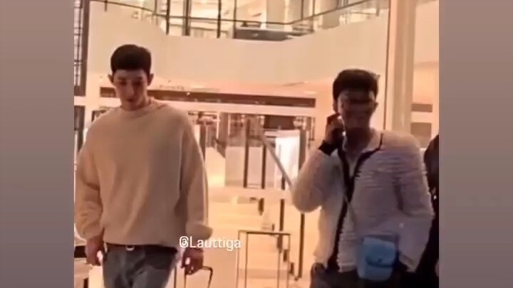【Lee Joo Hyuk】【G-Dragon】thử hỏi rốt cuộc được cưng chiều đến mức nào??? 🤣🤣🤣 Ngay cả bước chân cũng p