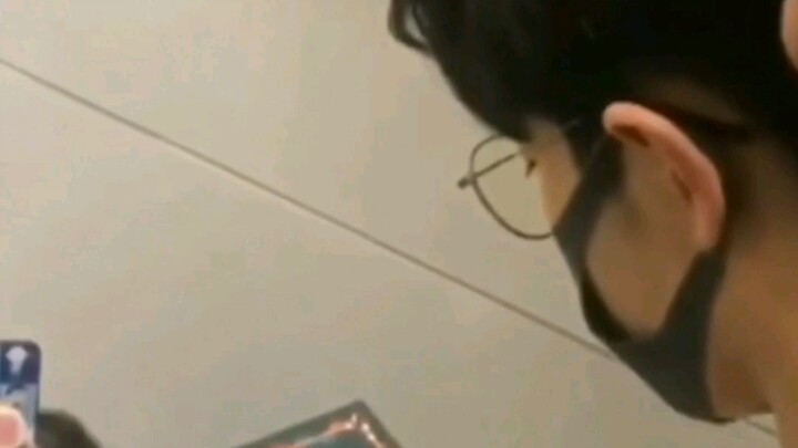 เซียวจ้านเลิกคิ้วแล้วเท่มาก!