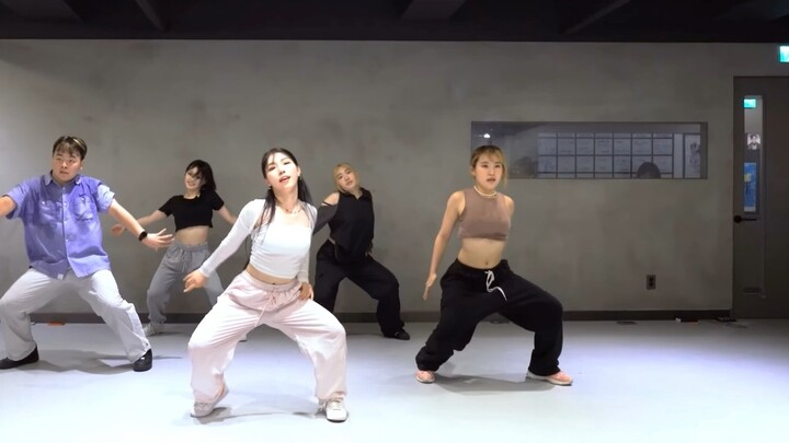 Koreografi Monroe "di tas saya" gaya R&B selalu membuat orang merasa nyaman