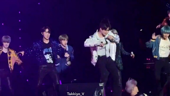 Melihat Jimin Tergelincir, Taehyung Diam-Diam Mengelap Lantai