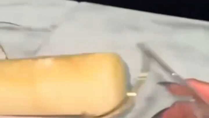 Vì muốn ăn một que kem mà trong nhà không còn cái cốc thủy tinh nào nữa.