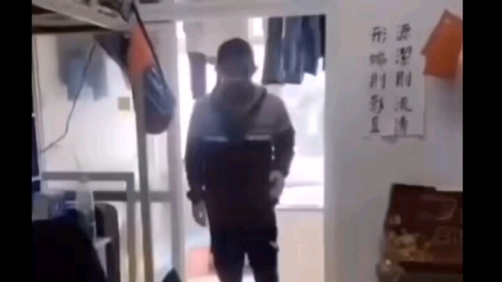 الحياةُ مسرحٌ: بمجرد السقوط، يُدعى كلُّ أهل القرية لبدء الوليمة.