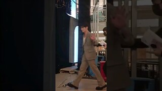 Yang Yang almost tripped & confused directionless while waving to fans🤣#shorts #cdrama #YangYang #杨洋