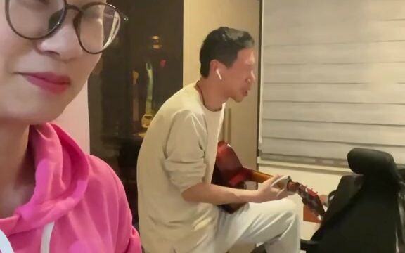 Orang yang penuh semangat bebas dan mandiri, hidup bahagia tanpa rambut rontok.