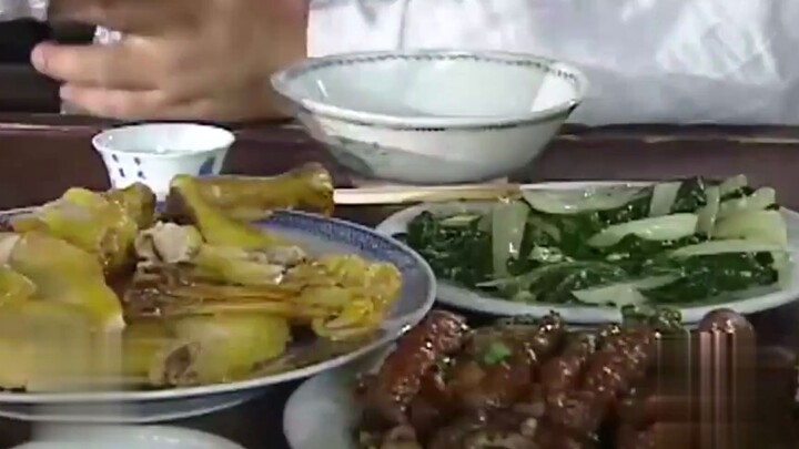 Kucing gemuk mengaku sebagai koki kerajaan, menjelek-jelekan masakan restoran hingga tak berharga; s