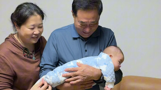 有了宝宝后，我老公的家庭地位又下降了。