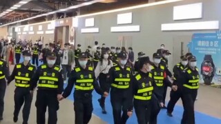 ترى، هل النجوم المحاطون من الداخل سيشعرون بالحرج؟؟؟