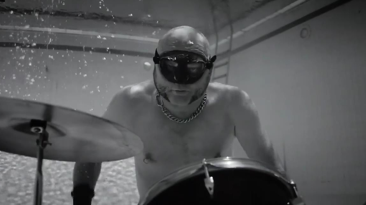 Một ban nhạc heavy metal biểu diễn dưới nước…