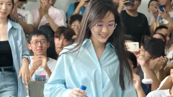 Yu Imut: Baju saya ini kayak agen properti ya? Jadi kamu mau beli rumah saya nggak?  Komentar: Beli 