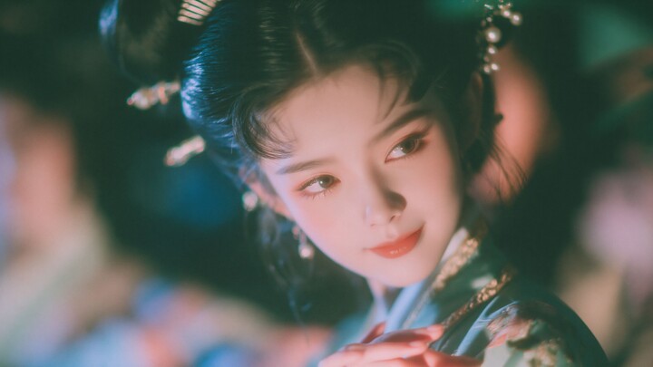 Her delicate eyebrows resemble autumn waters; one glance can captivate an entire city.