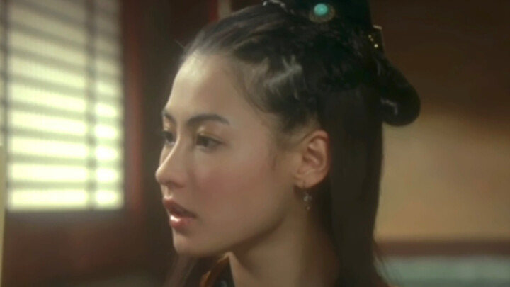 Rubah kecil itu saling berebut dan memperebutkan