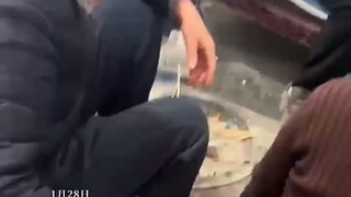 网友用夹子试图夹走弟弟的压岁钱#万万想不到 #这操作都看傻了