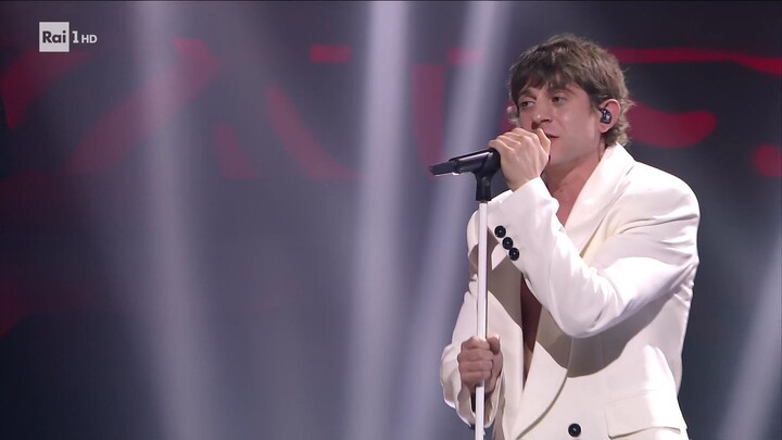 Sanremo 2025 prima serata Rkomi canta ＂Il ritmo delle cose＂