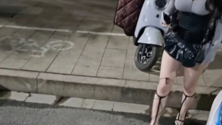 สาวโดนปฏิเสธเมื่อเฟอร์รารี่เข้ามาเล่นงาน และสาวก็เปลี่ยนหน้าทันที