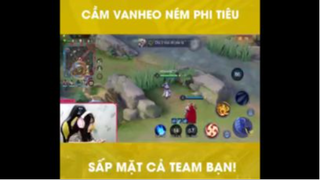 Cầm Vanheo ném phi tiêu sấp mặt team bạn