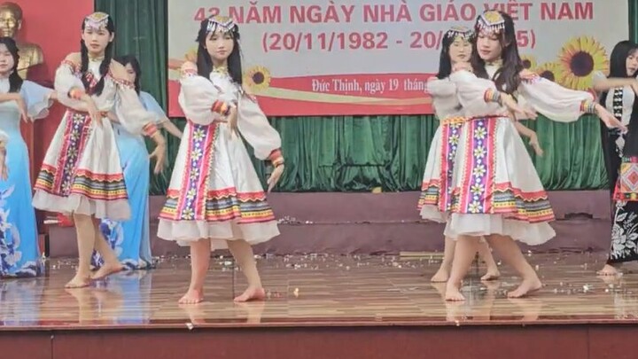 Siswi SMP Vietnam Menari Tanpa Sepatu: “Tolong Kakak Pulang ke Barat Laut”, “Biarkan Amei Bicara Pad