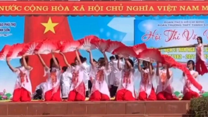 Sungguh keterlaluan bahwa "tarian patriotik" Vietnam benar-benar menjiplak Yangge dari Tiongkok...