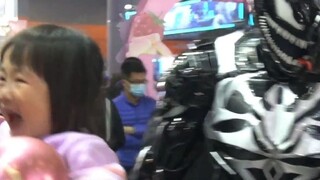 当cos毒液不小心吓到小朋友该怎么办？