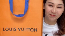 Coklat LV harga jutaan …. Ada yang harganya 2jt aku gak beli yahhh , mahal banget dompetnya nangis