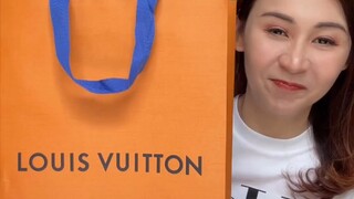 Coklat LV harga jutaan   …. Ada yang harganya 2jt aku gak beli yahhh , mahal banget dompetnya nangis