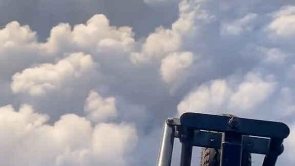 Di TikTok, seorang abang jadi viral... Dia menerbangkan sesuatu yang tampak seperti parasut bertenag