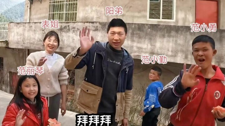 Chỉ có Tiểu Cần là không vẫy tay, và cũng chỉ có Tiểu Cần là ở lại