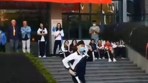 Khi bạn (một cậu bé) nhảy bài hát phi hư cấu Star Cluster trước toàn trường...