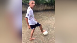 Trả lời  gà phải tập nắng mưa như này nè  bongda Soccer football thethao thuanrom cliphai haihuoc fypシ foryoupage xuhuong