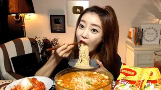 Mukbang | 3 Bags of Malaysian Instant Noodles