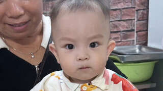 这就是刻在中国人骨子里的DNA吗？😂😂从来没用过筷子的博博，虽然夹不起来但是握筷这么有板有眼的真是快把我们笑死了哈哈哈哈哈哈～