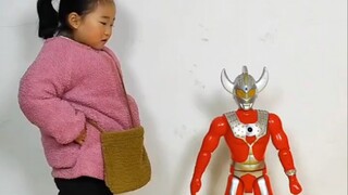 Ultraman Taro bỏ qua chủ đề thứ ba.