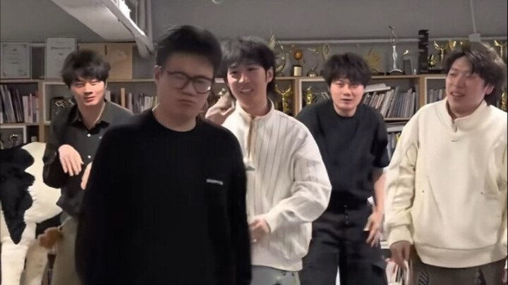 原来是高家次子跳跳舞鞋飞了啊～