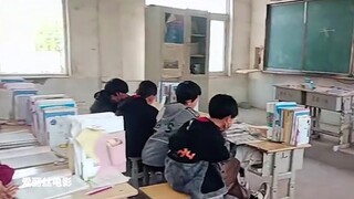 A photo of students taking lunch breaks in Zhejiang Province has brought countless parents who push 