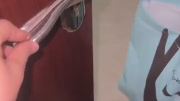 Thật xúc động biết bao, lén quay lại khoảnh khắc này: dù đã muộn thế này mà con vẫn miệt mài đọc sác