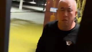 عندما عادت الفتاة إلى المهجع متأخرةً، طرقت الباب وهي تنادي الجدّ "يا جدّي! افتح الباب!" ظنّت في البد