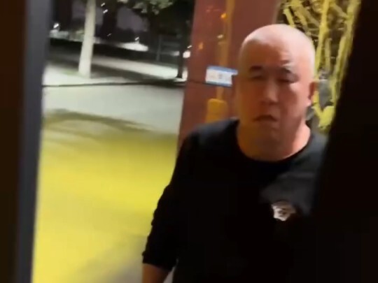 Nữ sinh về ký túc xá muộn, cầm điện thoại gọi ông chú quản lý mở cửa, ban đầu cứ nghĩ ông chú đang g