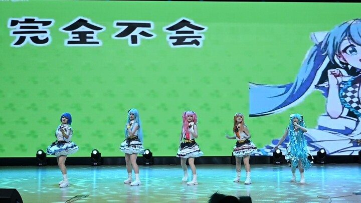 【Longwan Middle School 2025 Welcome Gala】Dance “More Jump More” – Li Xiang, Chen Miaozhi, Li Jianmin