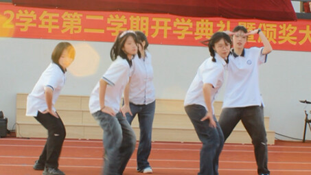【omg】高中生操场夕阳校服是omg的绝配