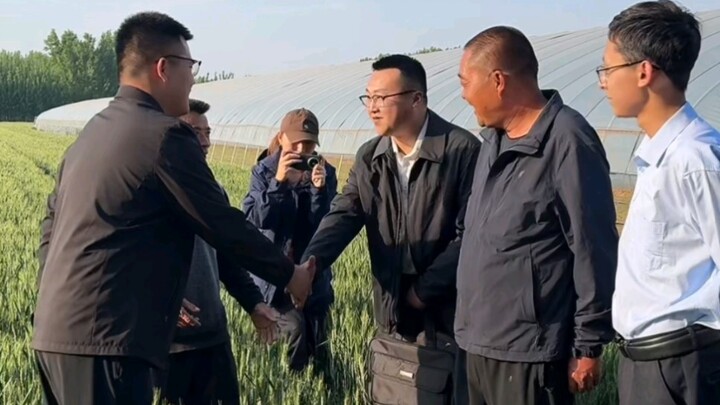 当普通人穿上行政夹克