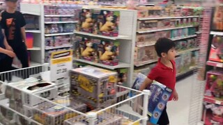 Barang bagus apa yang dimiliki Toys R Us Canada?