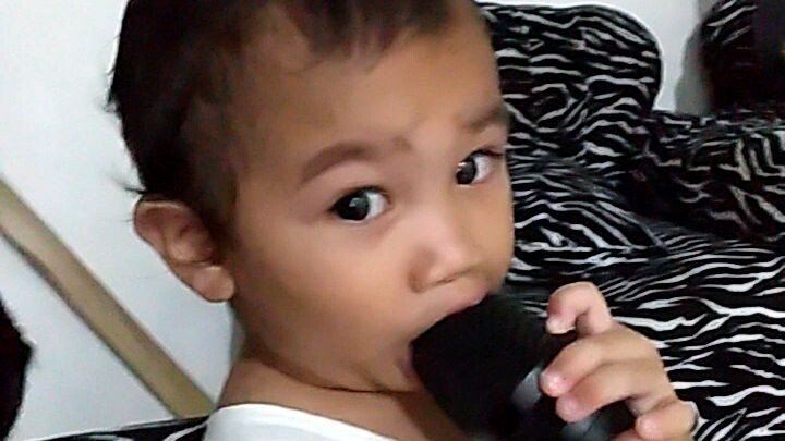 Gustong kumanta ang batang makulit. 🤣 🤣