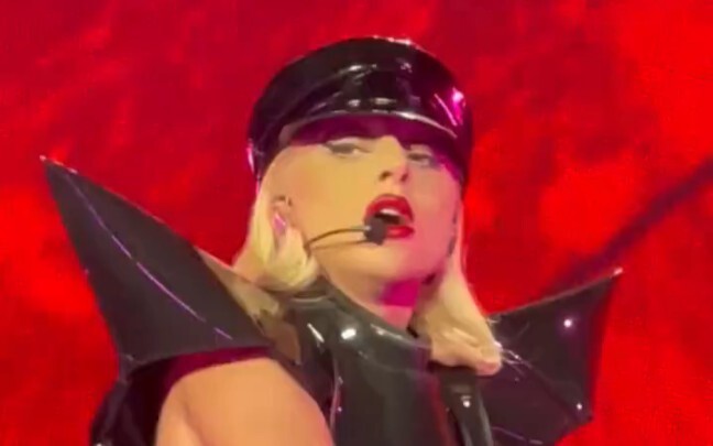Lady Gaga hát Sour Candy sẽ không bao giờ làm chúng ta thất vọng