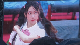 น่าตื่นเต้นมากที่ได้เต้นรำในพิธีรับปริญญาของมหาวิทยาลัยเจ้อเจียงในวันที่ฝนตก!