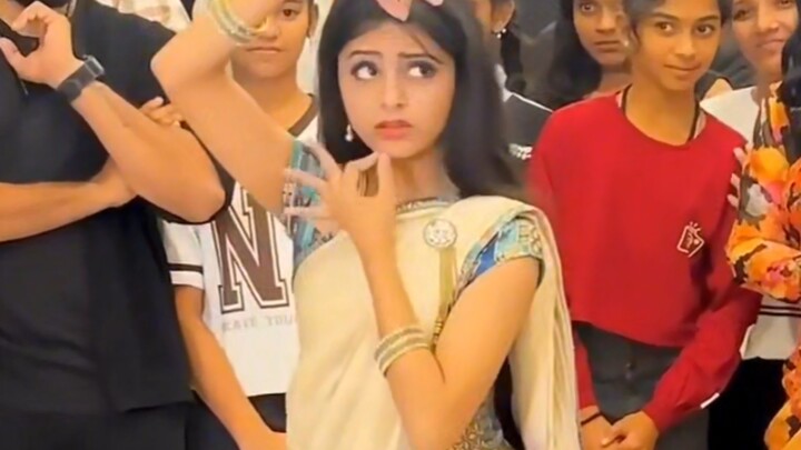 การแสดงระบำคลาสสิกอินเดียของสาวน้อยอัจฉริยะวัย 12 ปี: ท่าทางมือและสีหน้าอันงดงาม