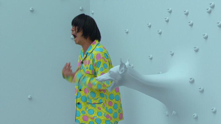 ชายใส่ชุดนอนติดอยู่ในห้องบ็อกซ์เซอร์ลึกลับ ทั้งห้องเต็มไปด้วยสวิตช์ปริศนา “ชายใส่ชุดนอนกับมิติอื่น”