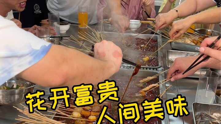 اتضح أن معكرونة الحلزون وأسياخ التوابل الحارة تتناسب معًا هكذا تمامًا — لا يتسع المكان لوضع المزيد م