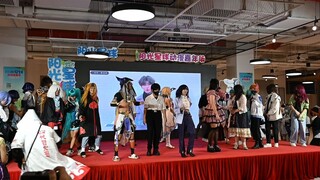 Panggung bebas telah ditempati oleh ikun
