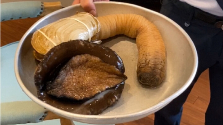 Drinking Louis XIII worth 20,000 yuan while enjoying giant abalone and geoduck.