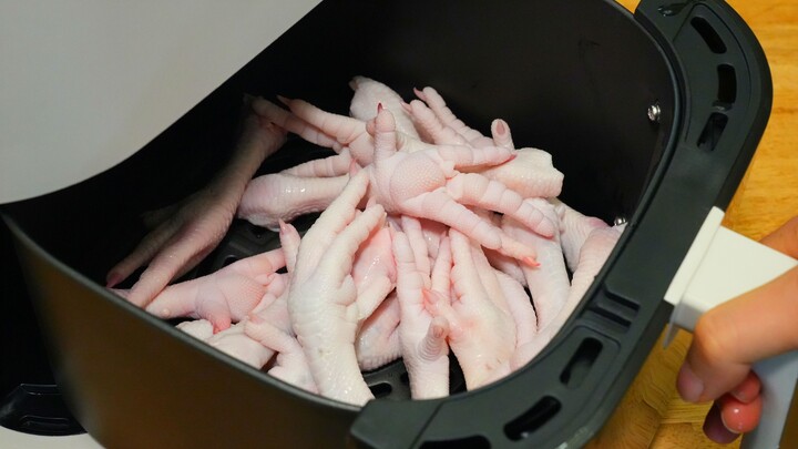 It turns out you can make tiger-skin chicken feet using an air fryer—no deep-frying required! This n
